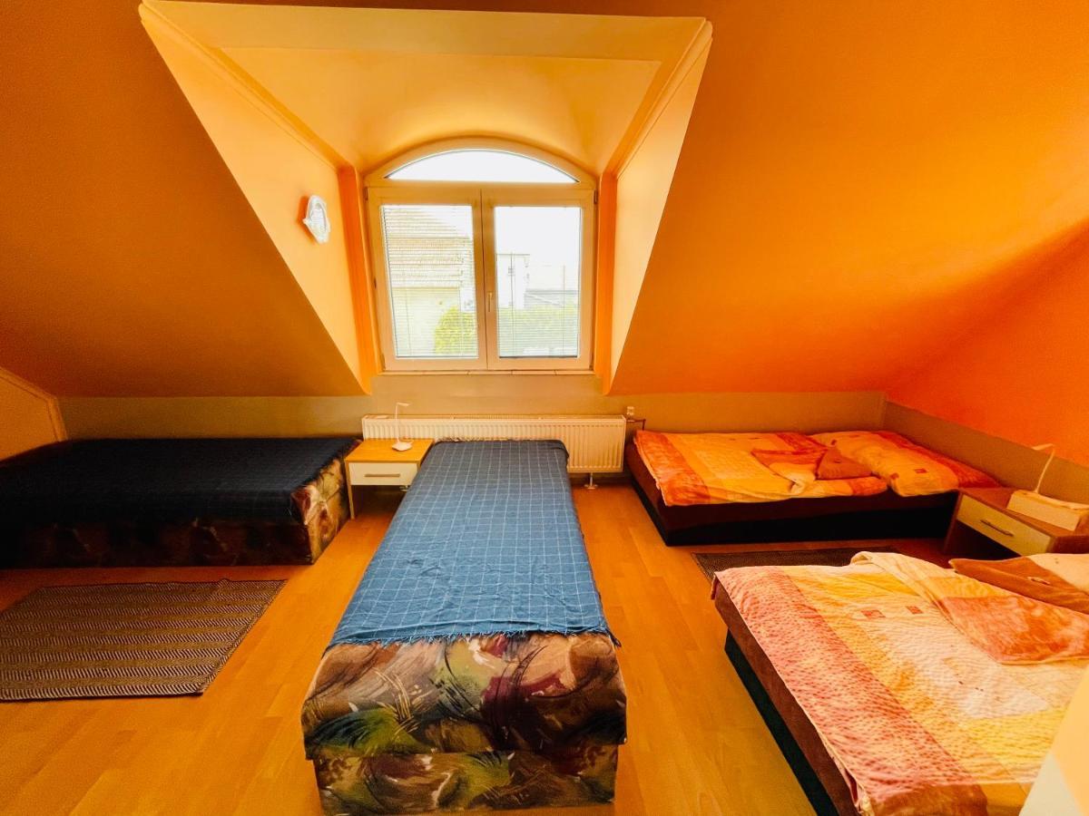 Penzion Tyche Surany Exteriér fotografie