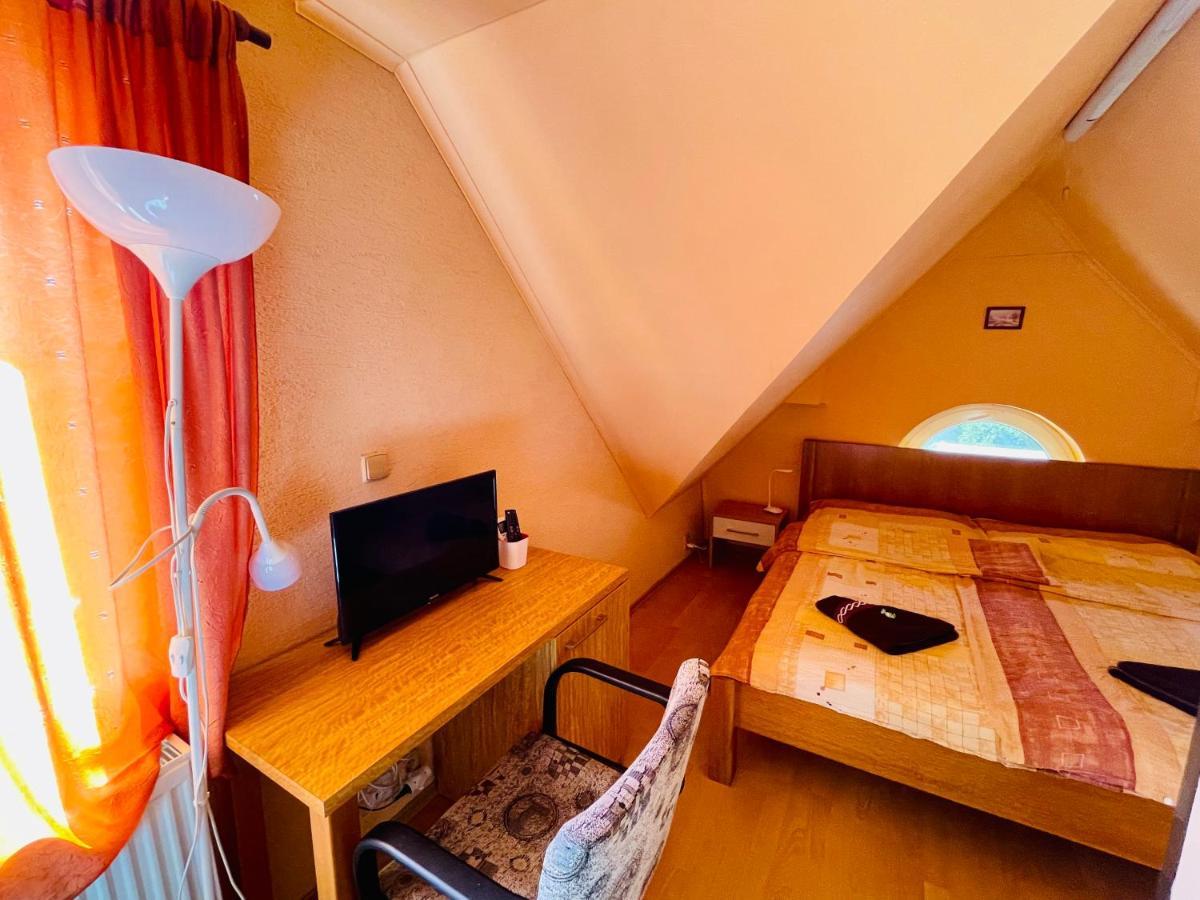 Penzion Tyche Surany Exteriér fotografie
