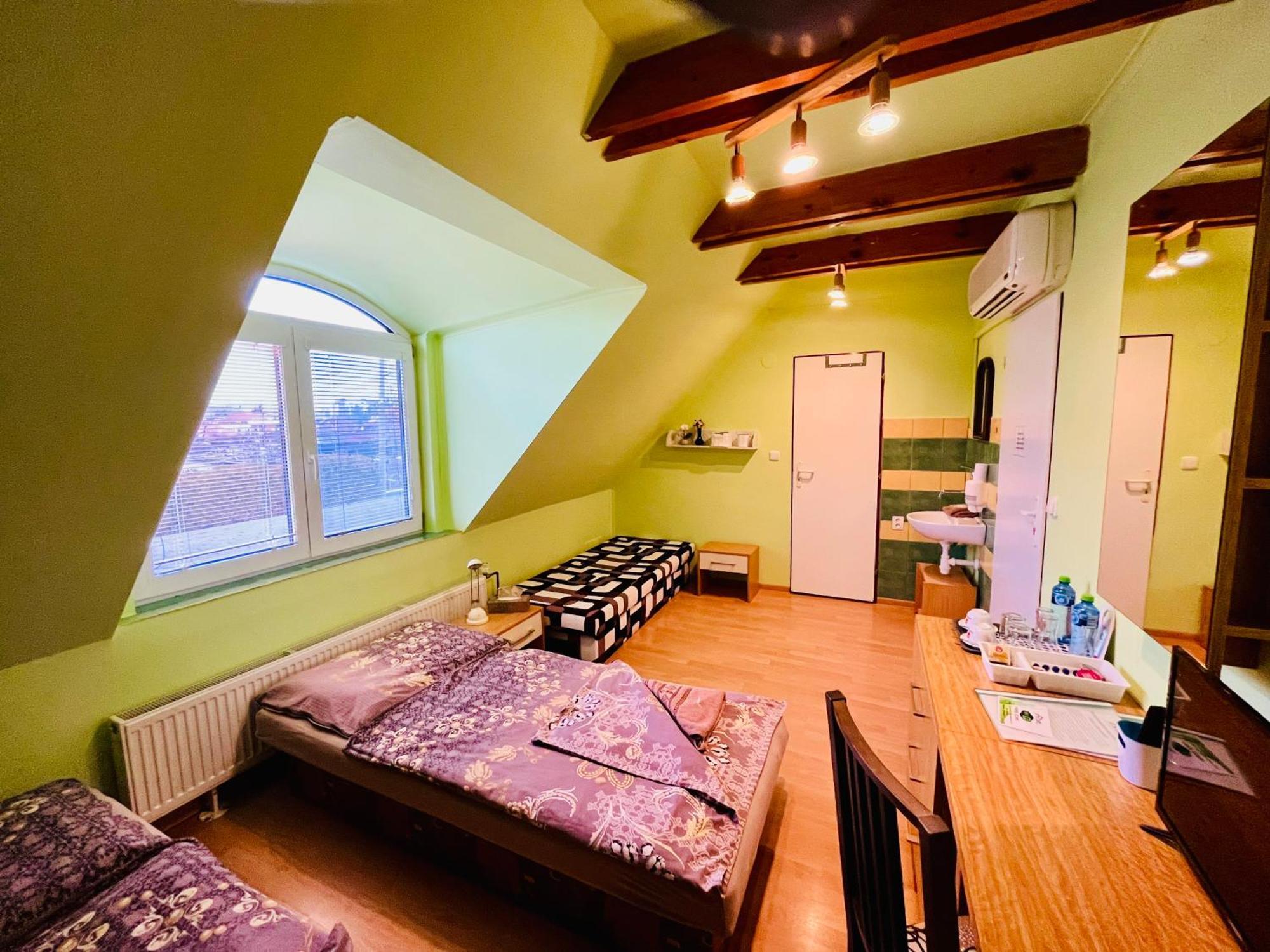 Penzion Tyche Surany Exteriér fotografie