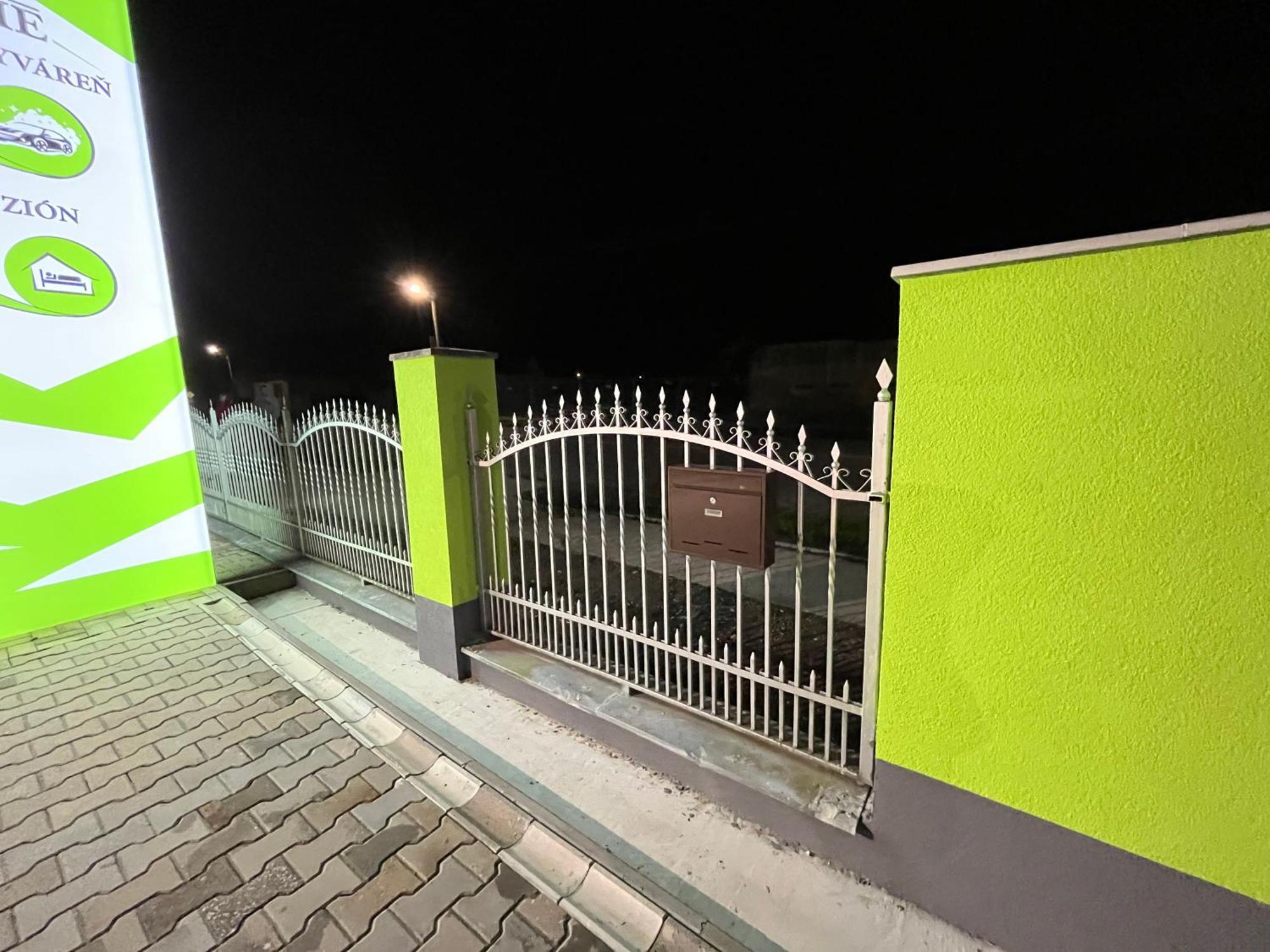Penzion Tyche Surany Exteriér fotografie